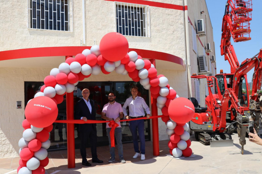 Responsables de loxamhune en la inauguracion de la sede de gava 37674