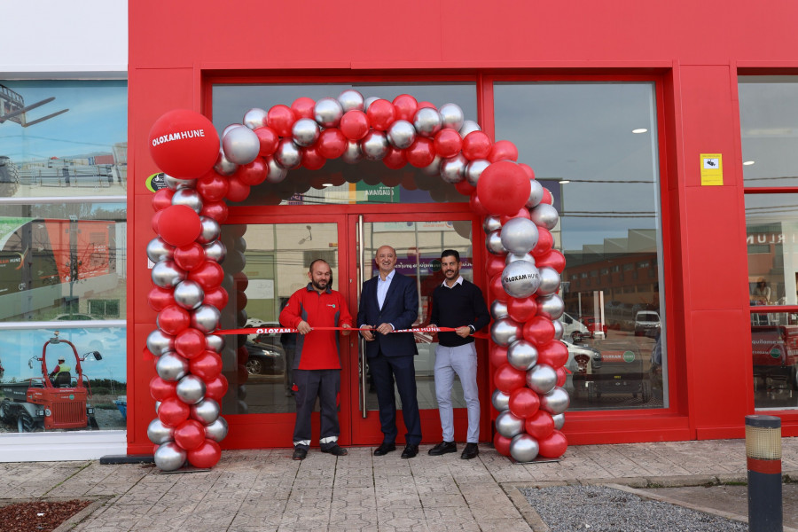 Alberto Polo (jefe de taller), Luis Ángel Salas (CEO) y Ricardo Vela, delegado de LoxamHune en Cáceres