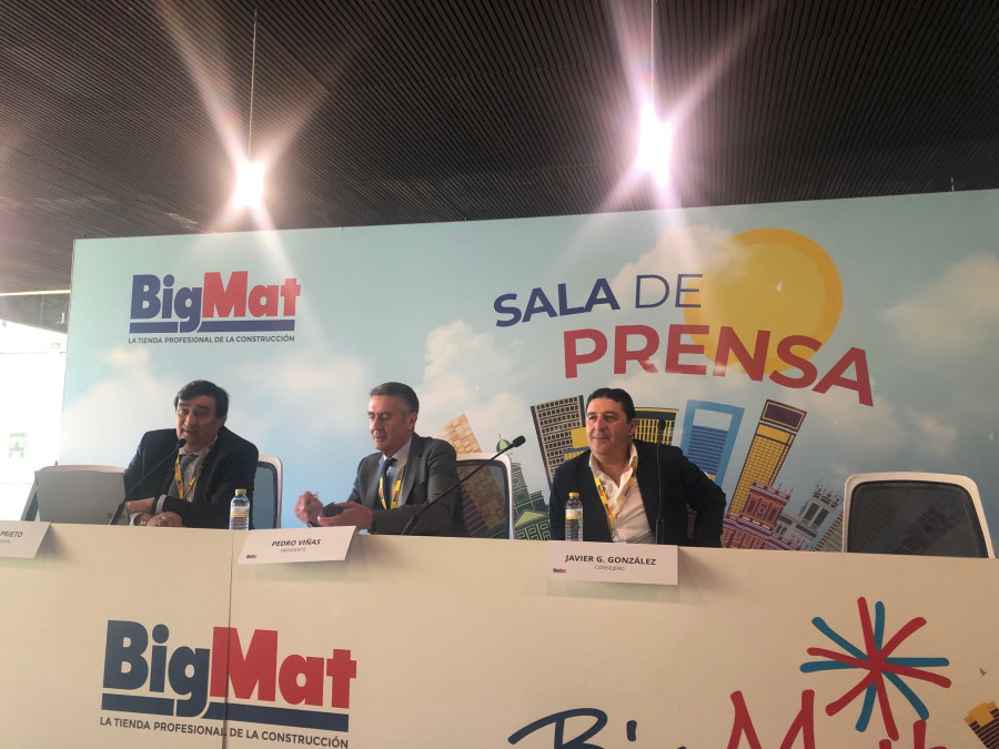 BigMat los tres sentados