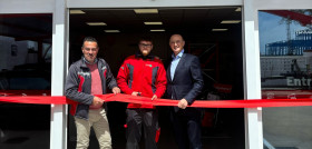 Izda a dcha, Marco Viñuela, delegado de LoxamHune en Huelva, José Blas. jefe de taller, y Luis Ángel Salas, CEO de LoxamHune